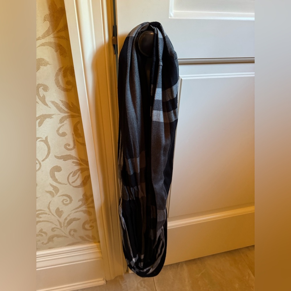 Full round scarf , gray/black 
Black leathered piping